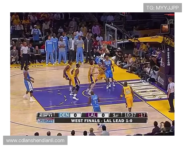 佩里半场11投4中罚球全中12分6篮板1助攻1抢断引领球队上半场强势发挥